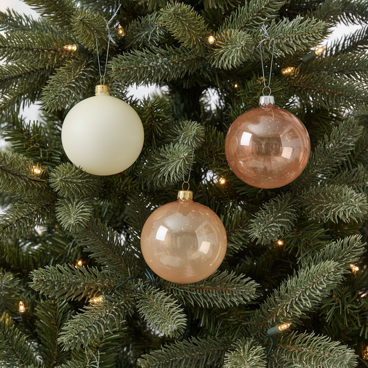 Boules de Noël sur un sapin vert avec des lumières chaudes