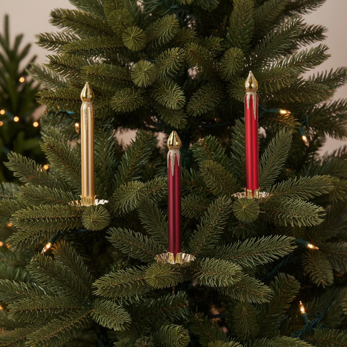 Bougies décoratives de Noël dorées et rouges sur un sapin