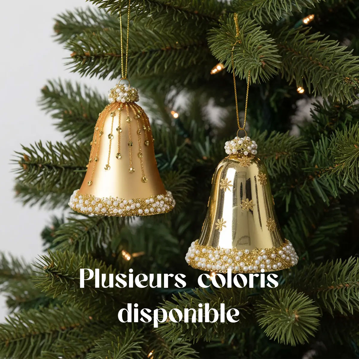 Campanelle dorate decorative appese all'albero di Natale