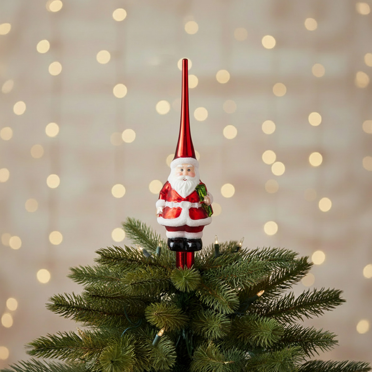Père Noël sur un sapin de Noël avec des lumières floues