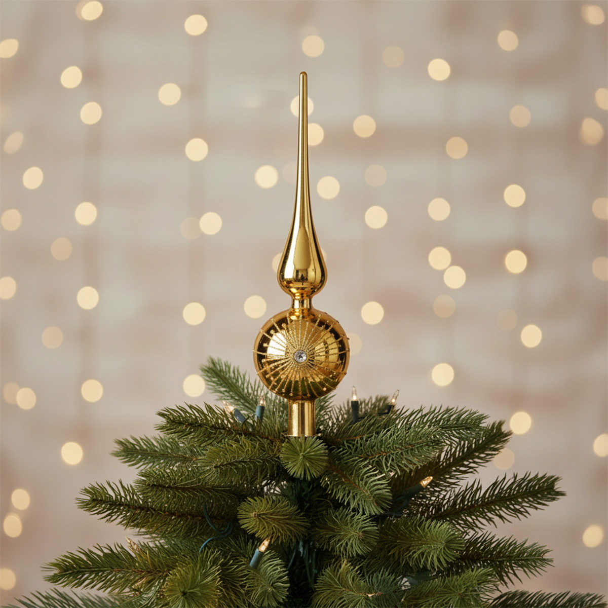 Pointe de sapin dorée avec une boule ornée de diamants
