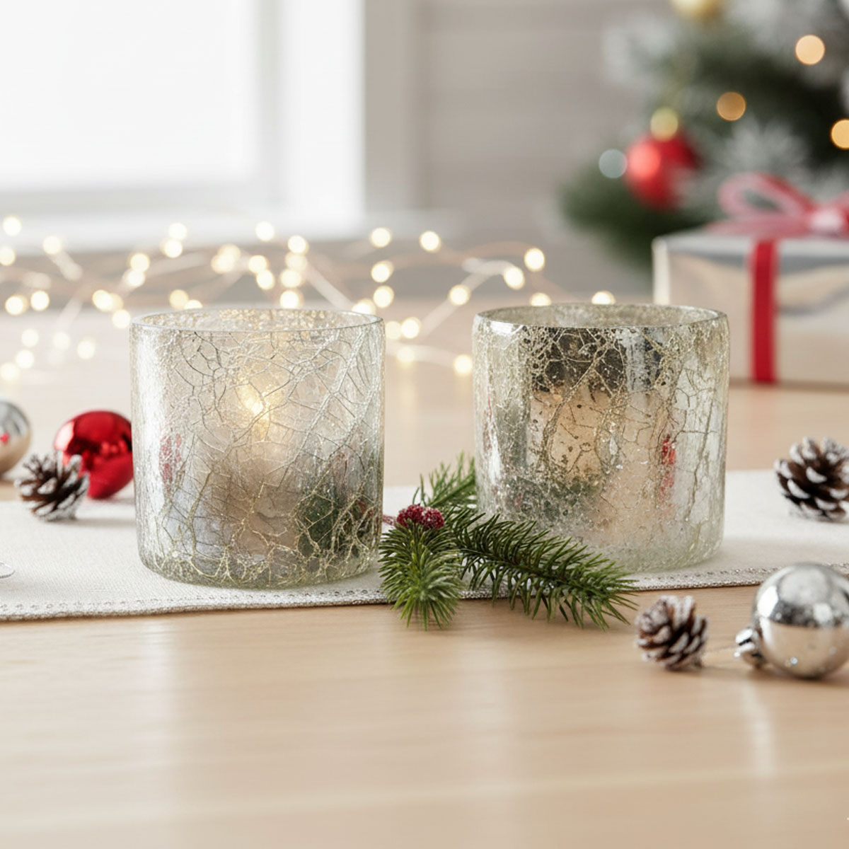 Bougeoirs en verre craquelé avec décorations de Noël