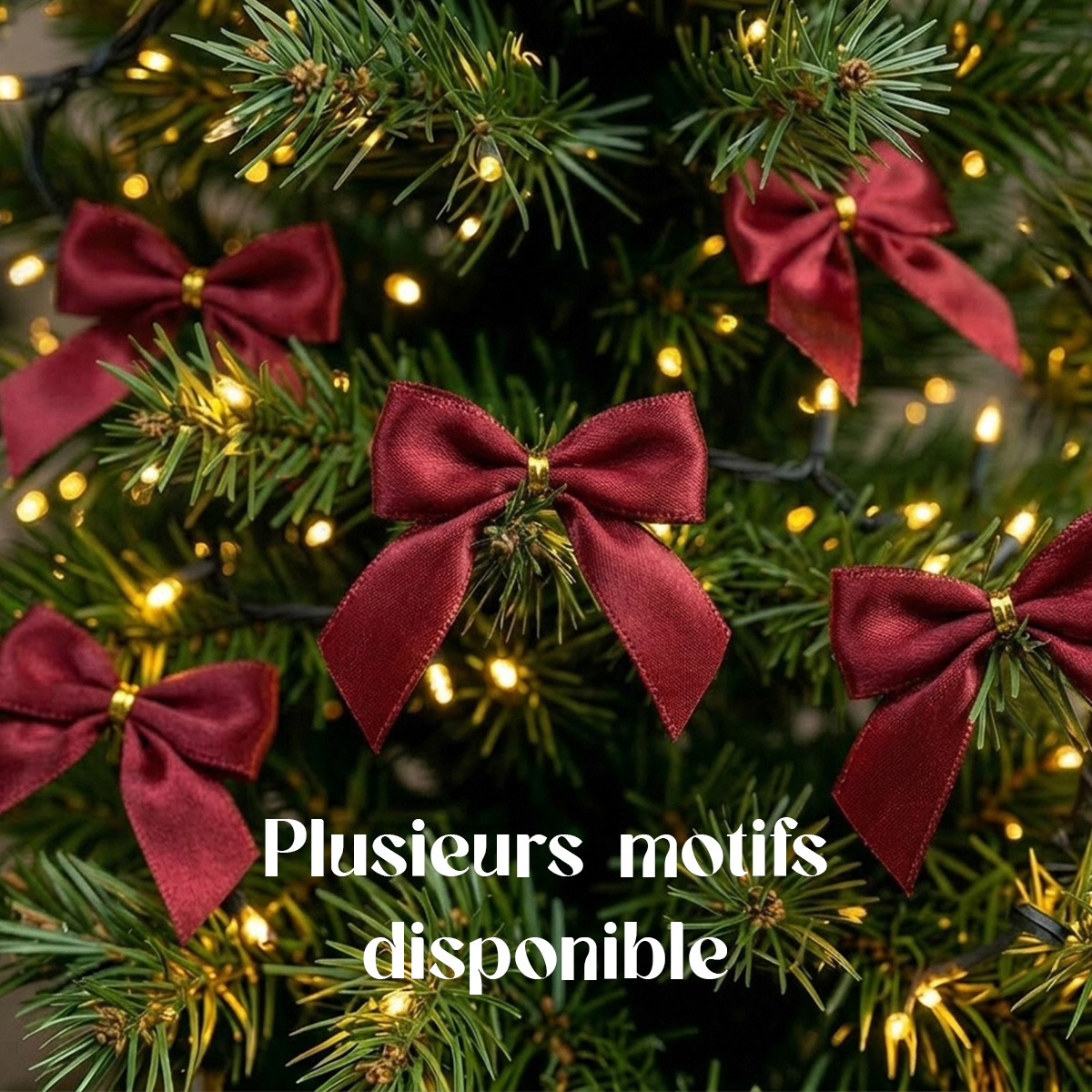 Boules de Noël rouges sur un sapin décoré de guirlandes lumineuses
