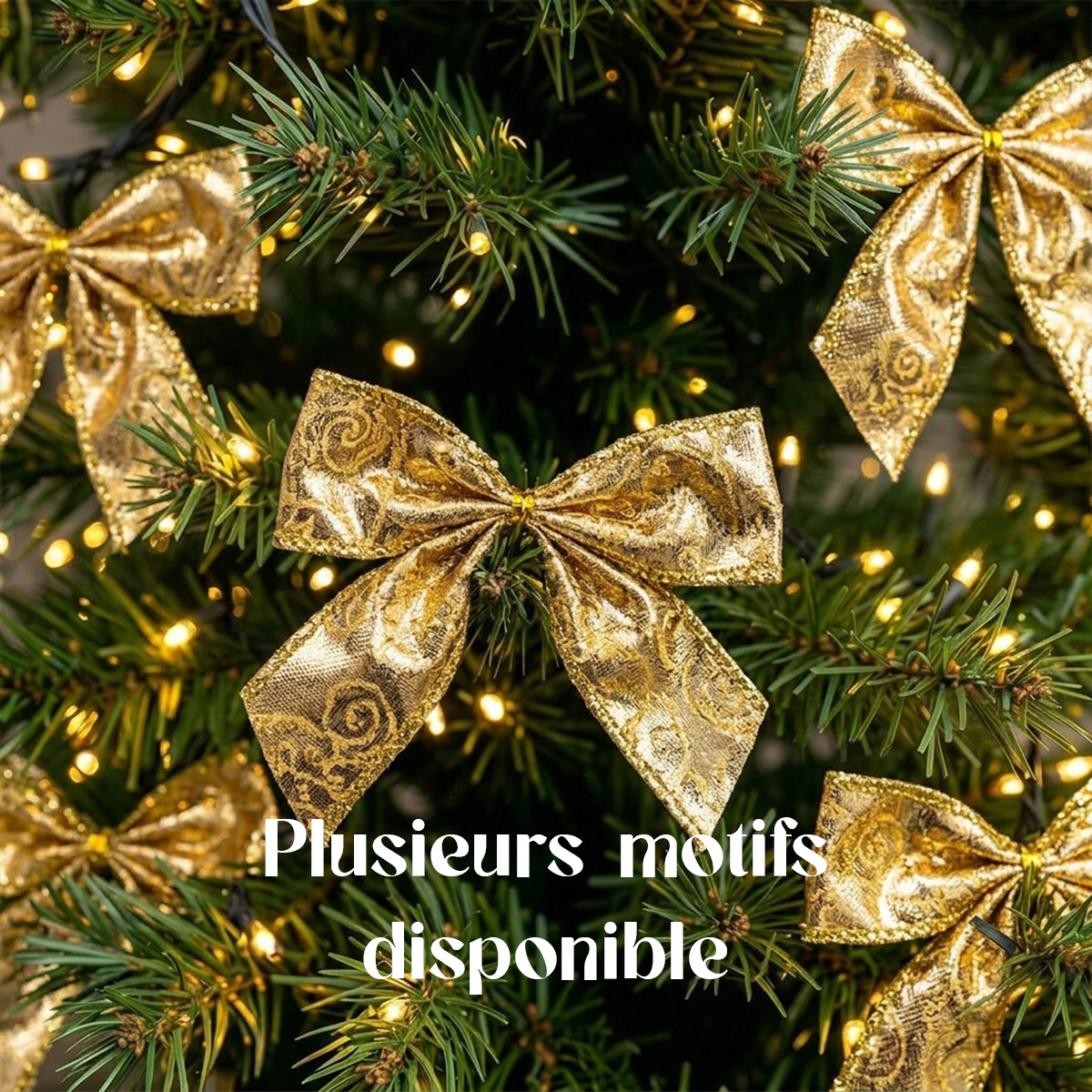 Rubans dorés sur un sapin de Noël avec guirlandes lumineuses