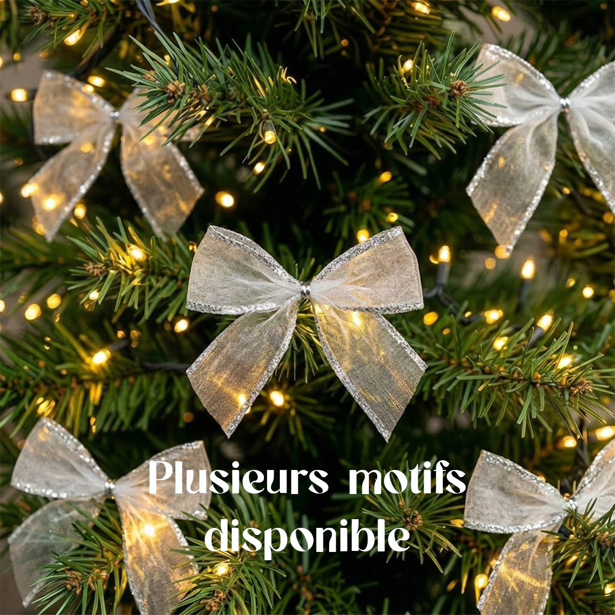 Rubans argentés sur un sapin de Noël avec des guirlandes lumineuses