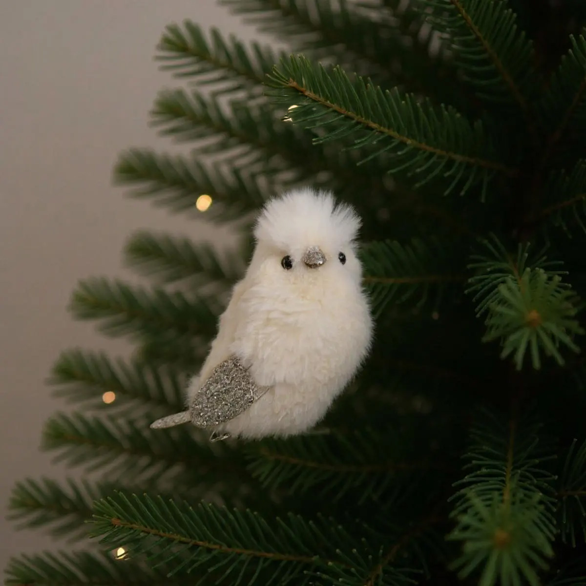 Soffice uccello bianco ornamentale su un albero di Natale