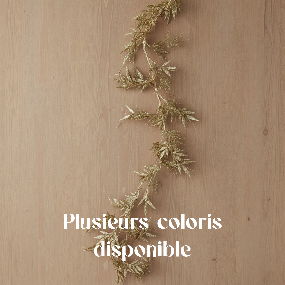 Ghirlanda di glitter dorati su sfondo di legno
