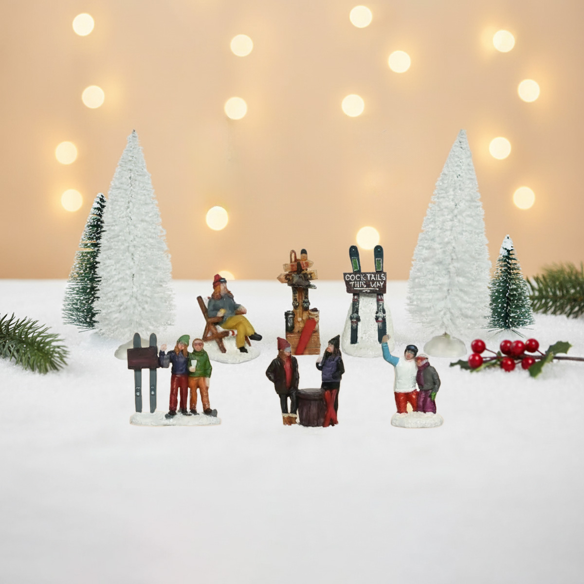 Figurines de Noël sur le thème du ski avec des arbres enneigés