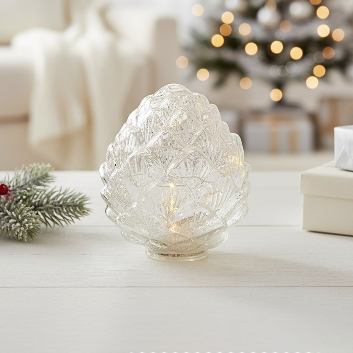 Lampe en verre en forme de pomme de pin avec des guirlandes lumineuses
