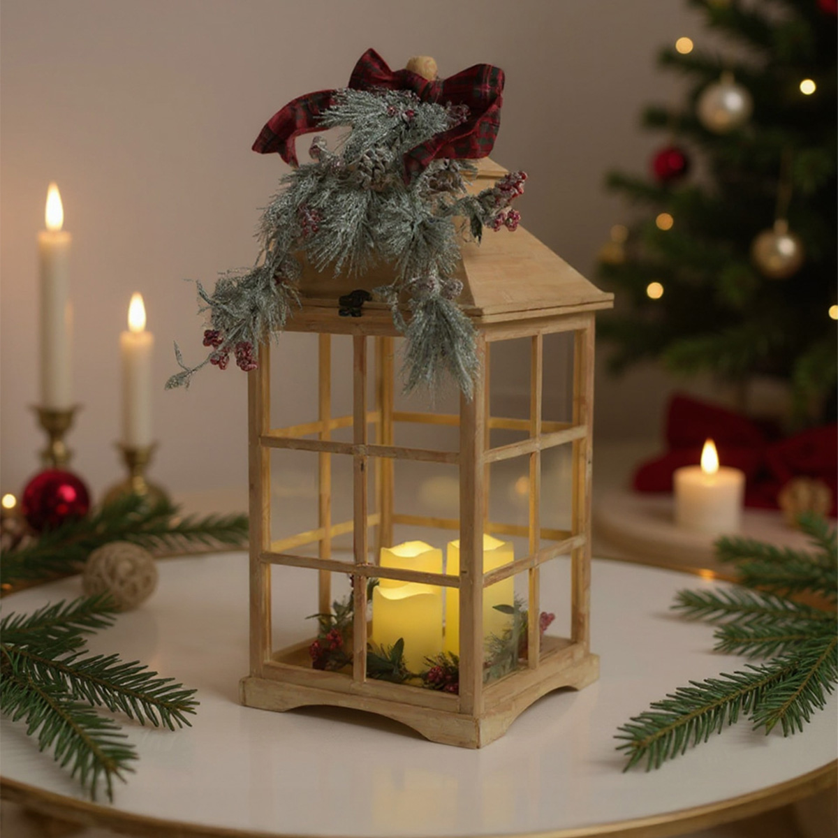 Madeira-Laterne mit Weihnachtsdekoration