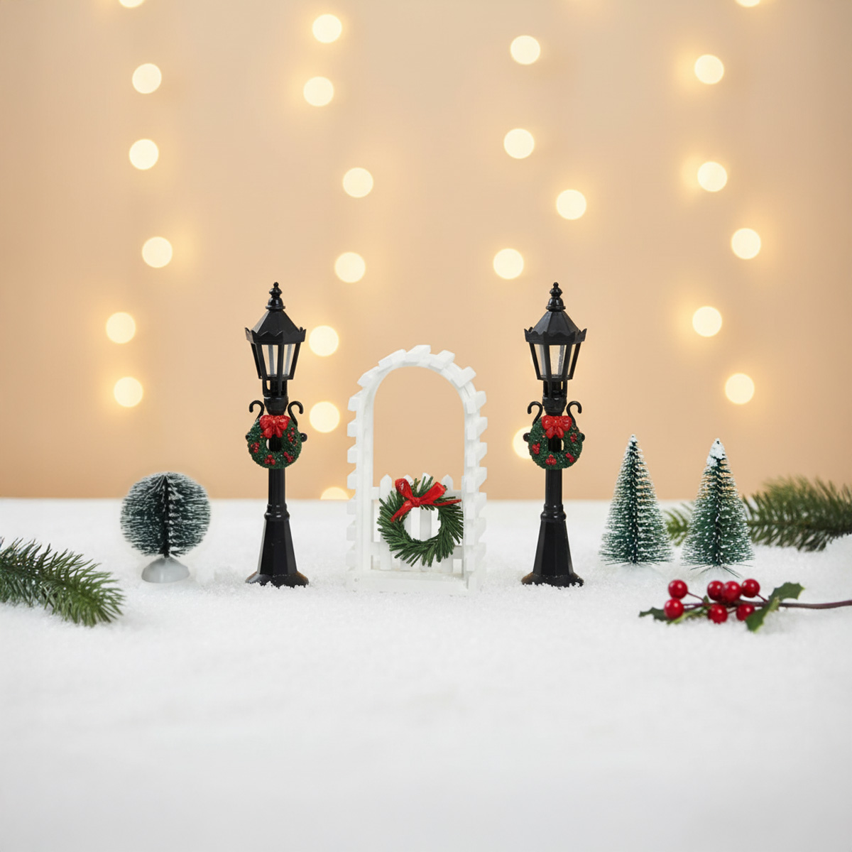 Miniatures de Noël avec lampadaires, arche, sapins et guirlandes lumineuses
