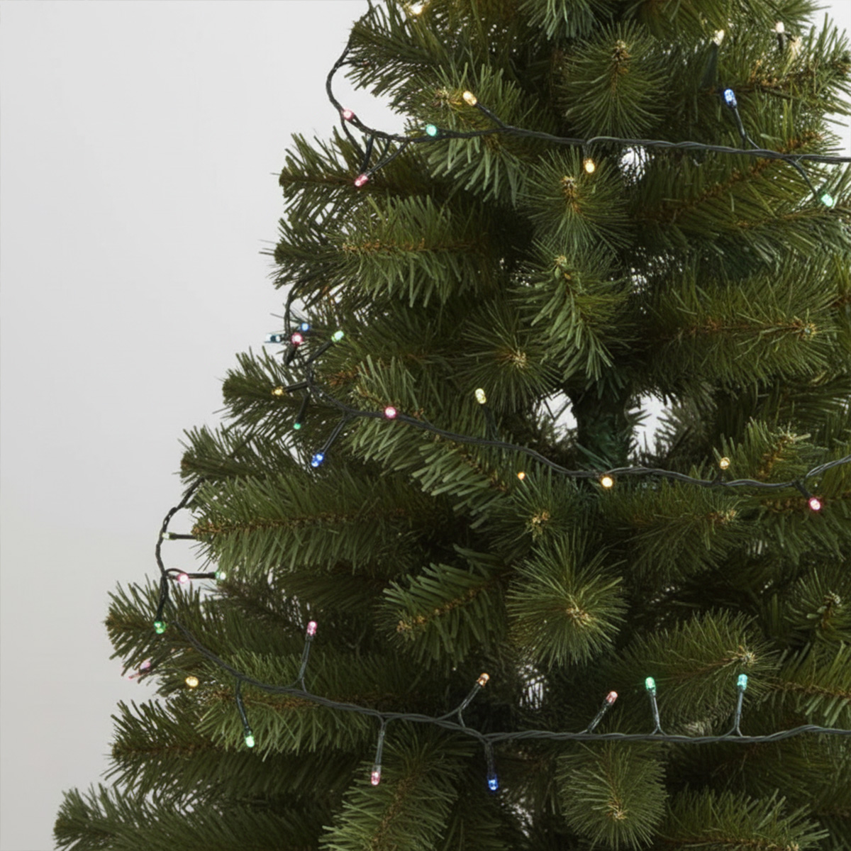 Luci colorate su un albero di Natale artificiale