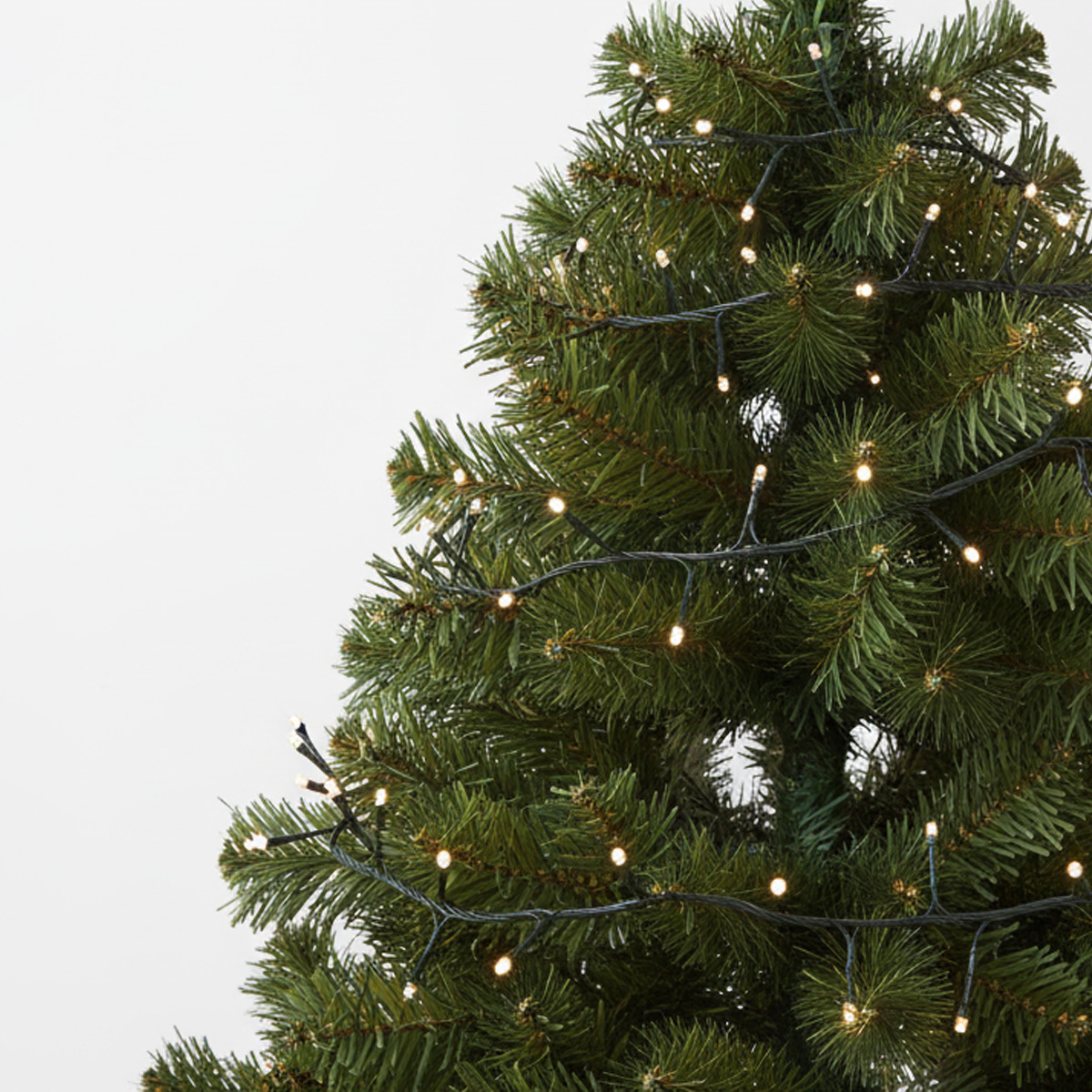 Guirlande lumineuse sur un sapin de Noël artificiel