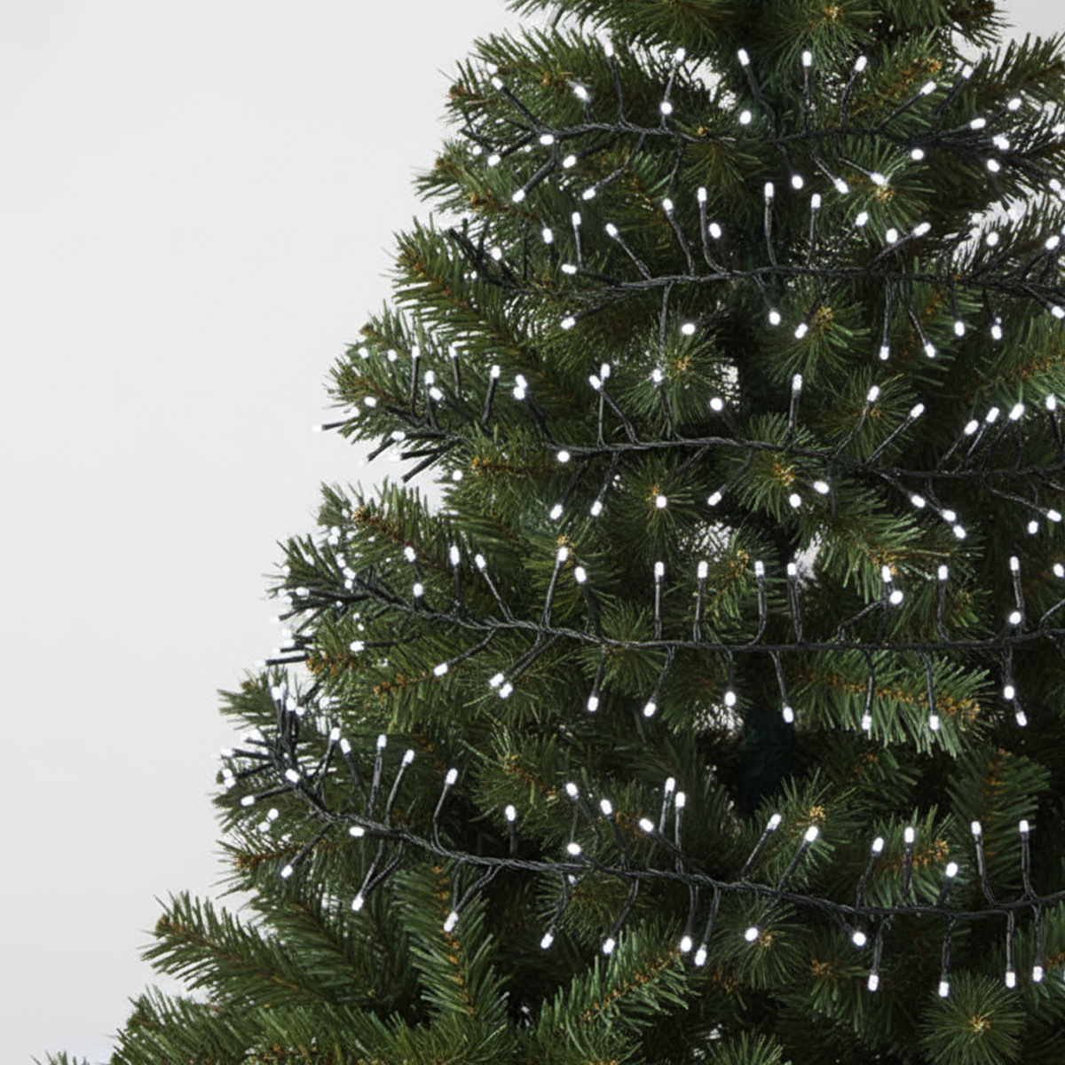 Luci bianche su un albero di Natale artificiale