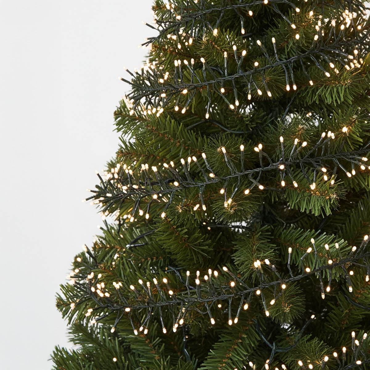 Luci di Natale su un albero artificiale verde