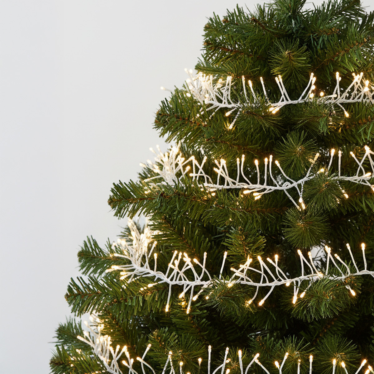 Guirlande lumineuse blanche sur un sapin de Noël vert
