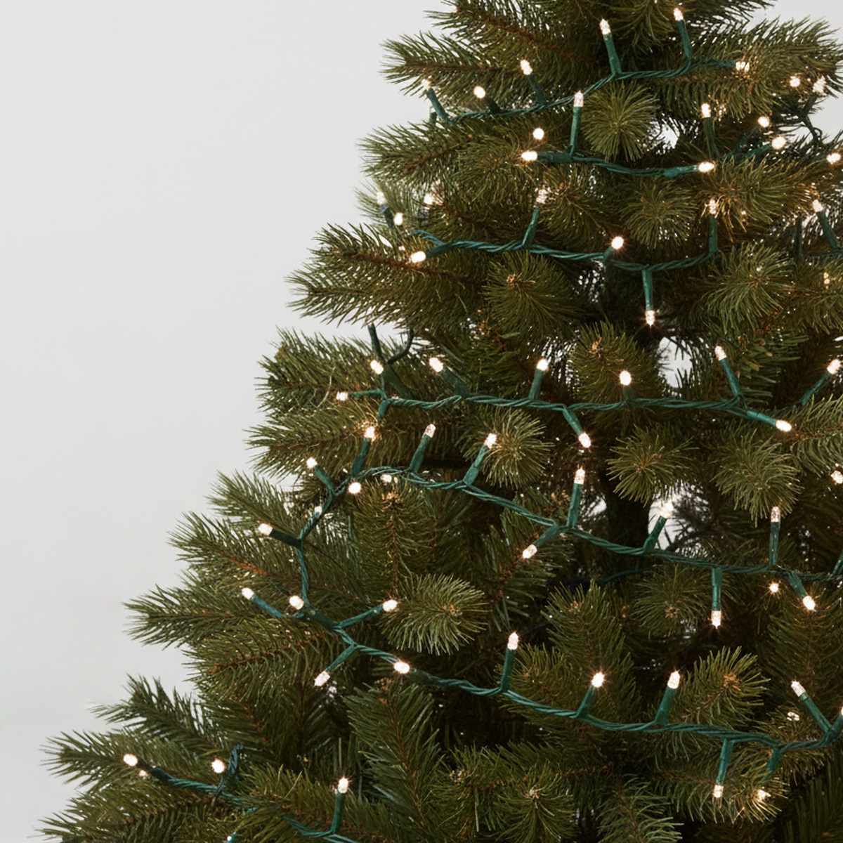 Guirlande lumineuse sur un sapin de Noël artificiel