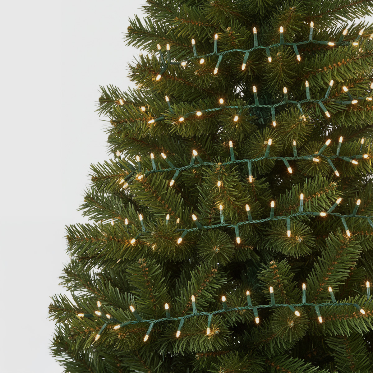 Guirlande lumineuse sur un sapin de Noël artificiel