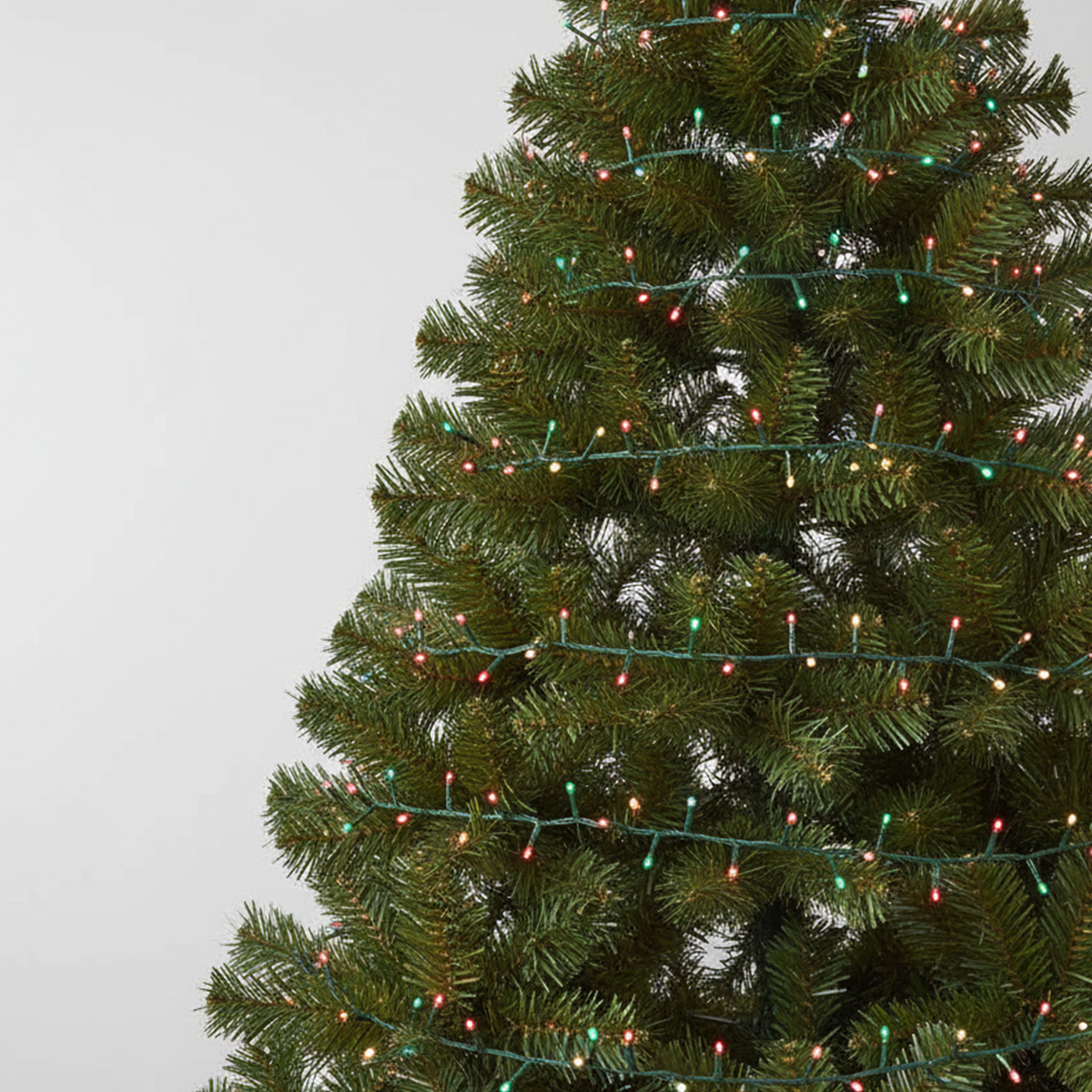 Guirlande lumineuse sur un sapin de Noël artificiel