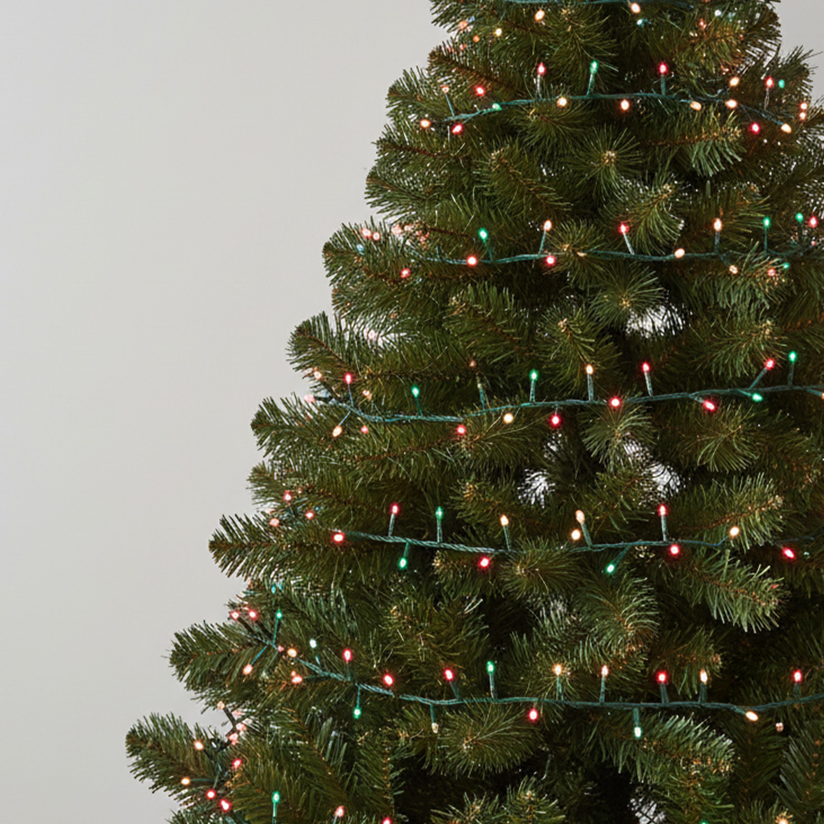Sapin de Noël décoré de guirlandes lumineuses rouges et vertes