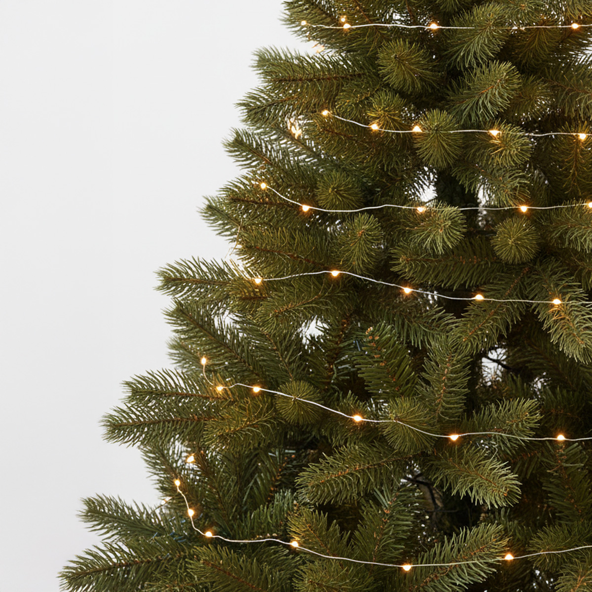 Guirlande lumineuse sur un sapin de Noël vert