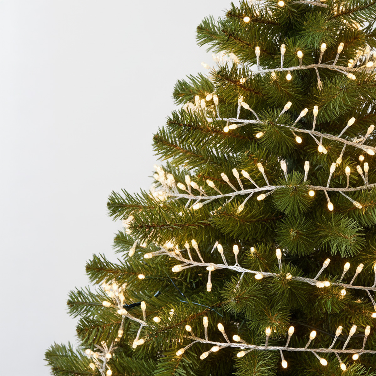 Guirlande lumineuse sur un sapin de Noël artificiel