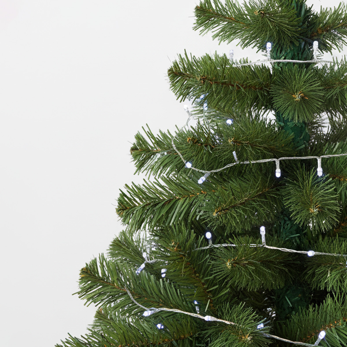 Luci a stringa su un albero di Natale artificiale