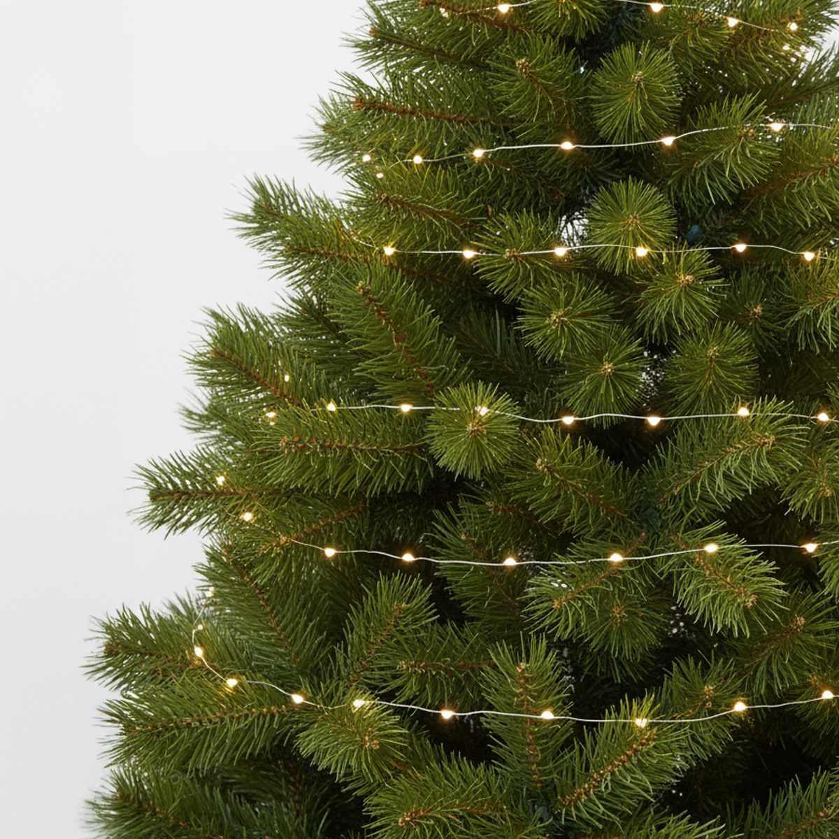 Luci a stringa su un albero di Natale artificiale verde