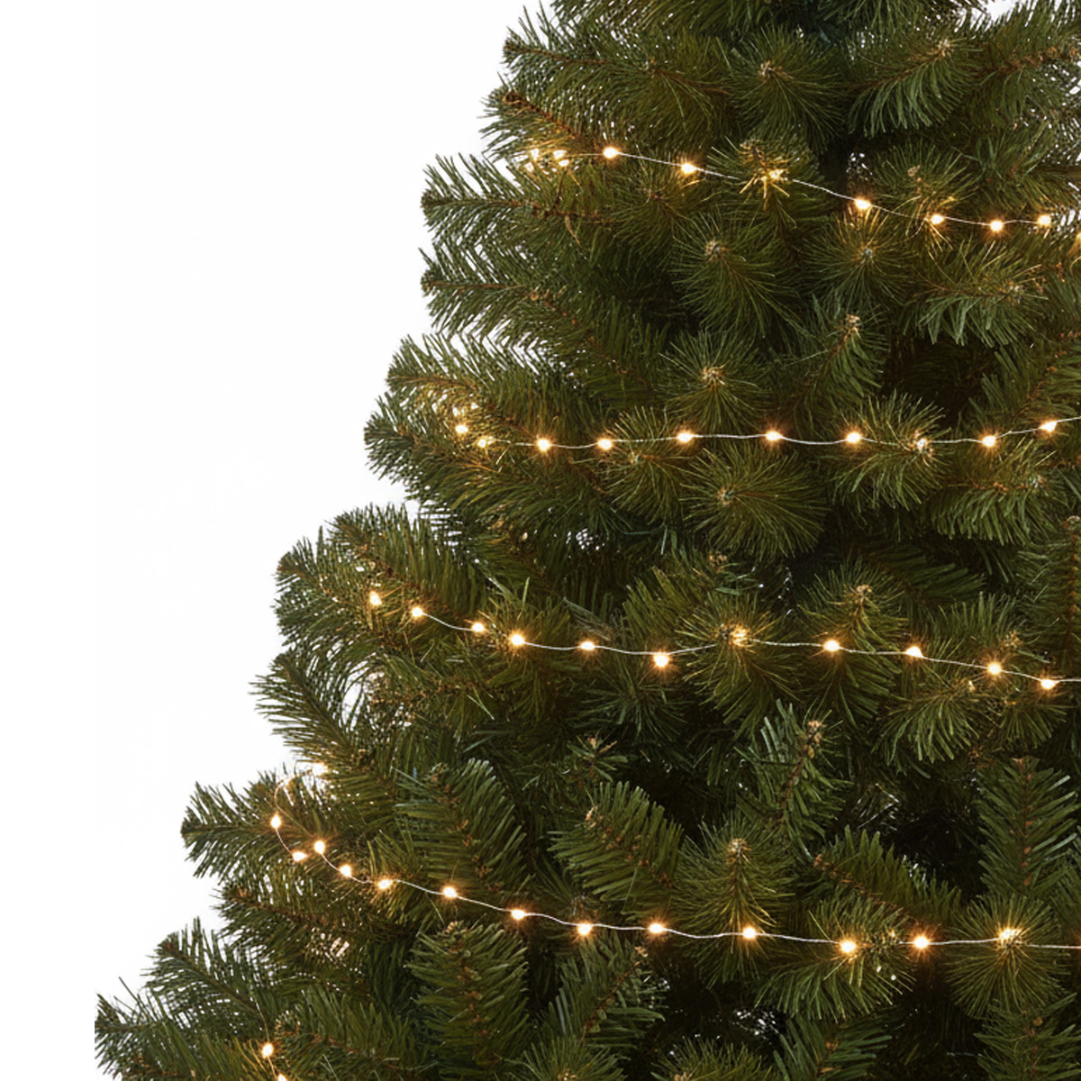 Luces de cadena en un árbol de Navidad artificial