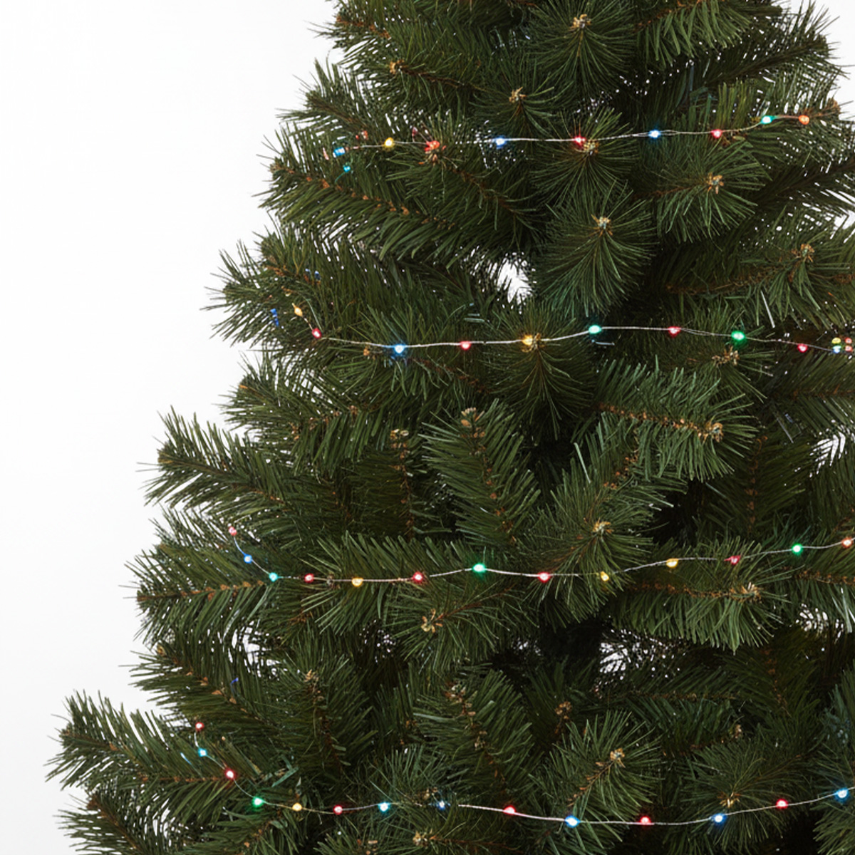 Gros plan d'un sapin de Noël avec des guirlandes lumineuses multicolores