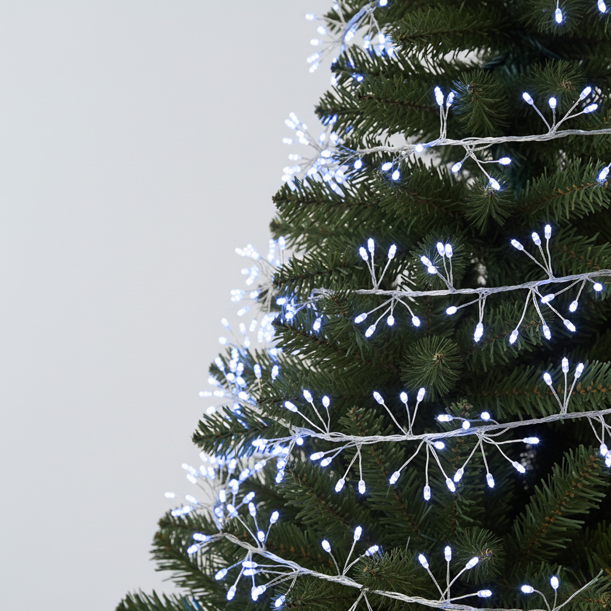 Luci bianche su un albero di Natale artificiale