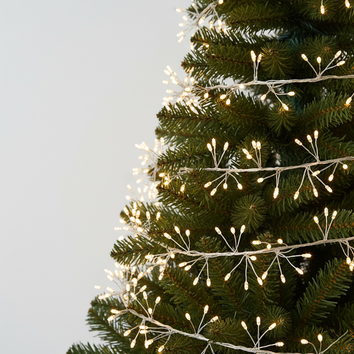 Guirlande lumineuse de Noël blanche sur un sapin vert