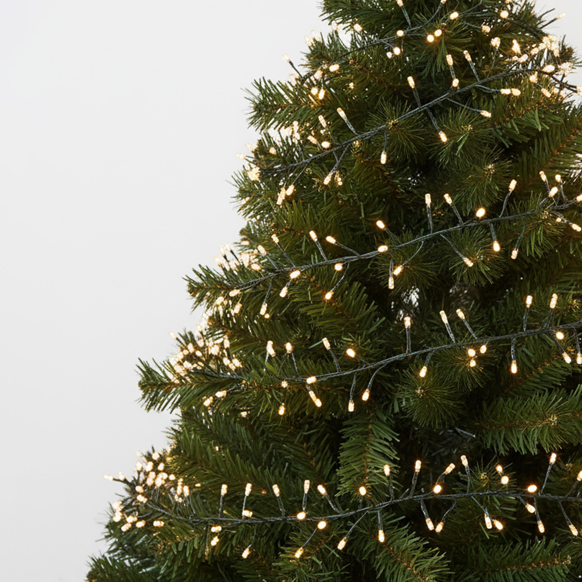 Guirlande lumineuse sur un sapin de Noël artificiel