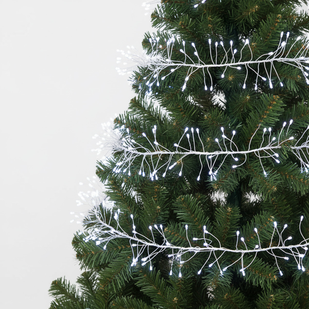 Guirlande lumineuse blanche sur un sapin de Noël artificiel