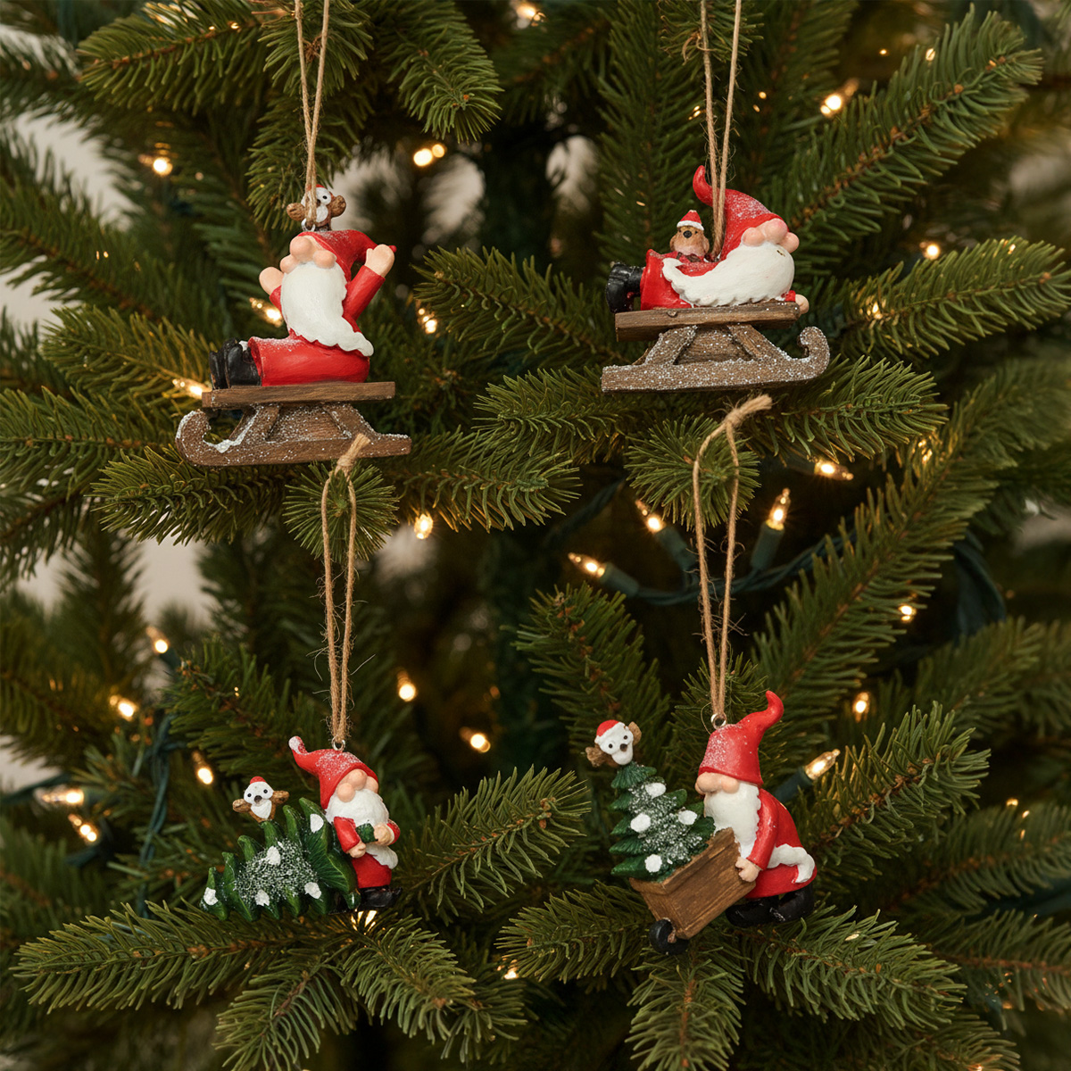 4 ornements de Noël gnome sur un sapin décoré