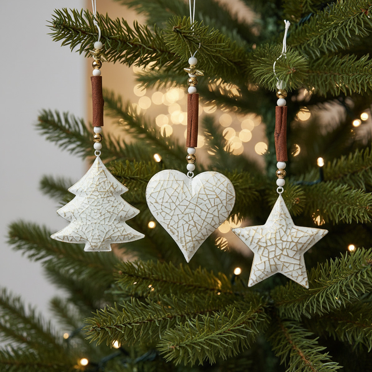 Décorations de Noël en forme d'arbre, de cœur et d'étoile suspendues à un sapin
