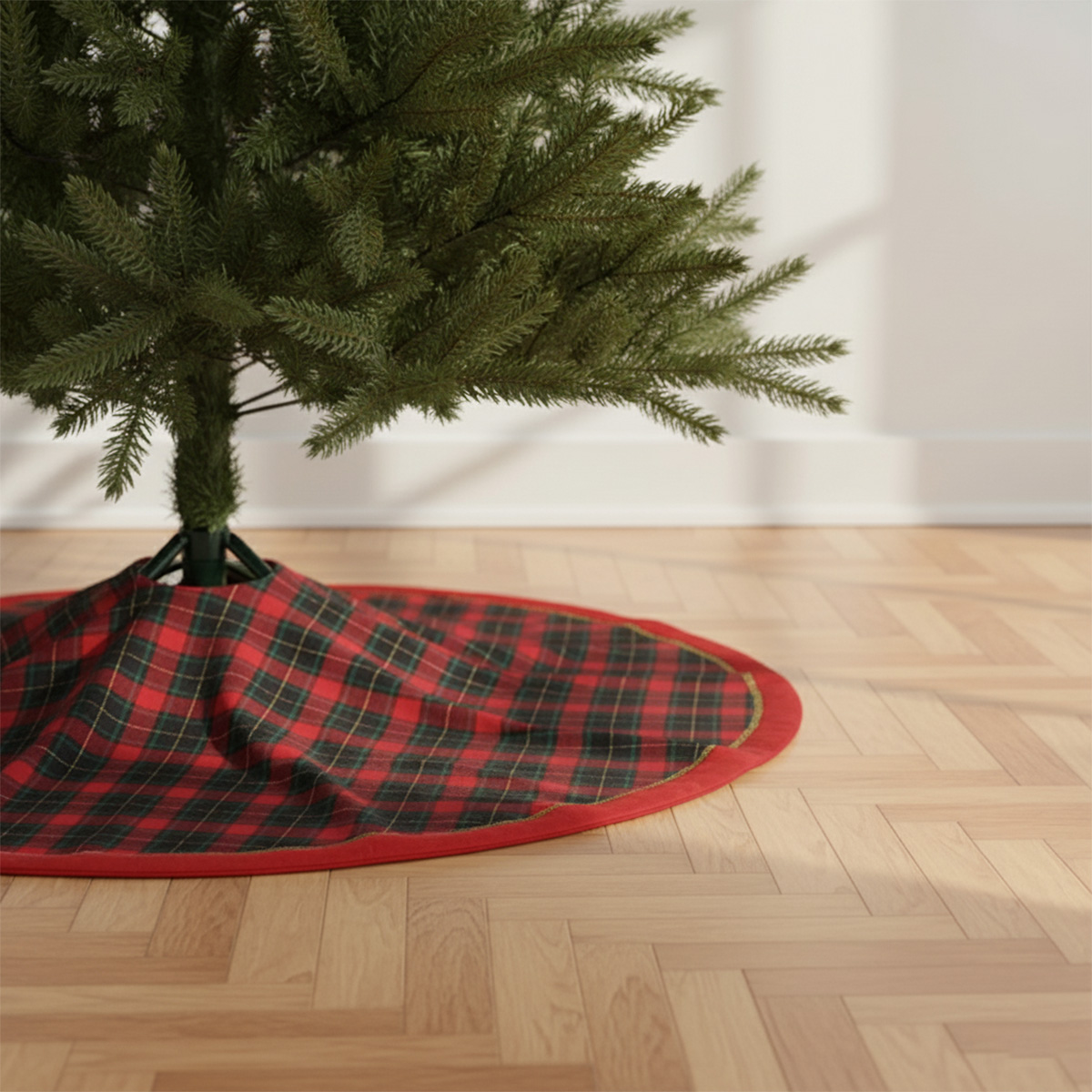 Gonna per albero di Natale a scacchi rossi e verdi su un pavimento in legno