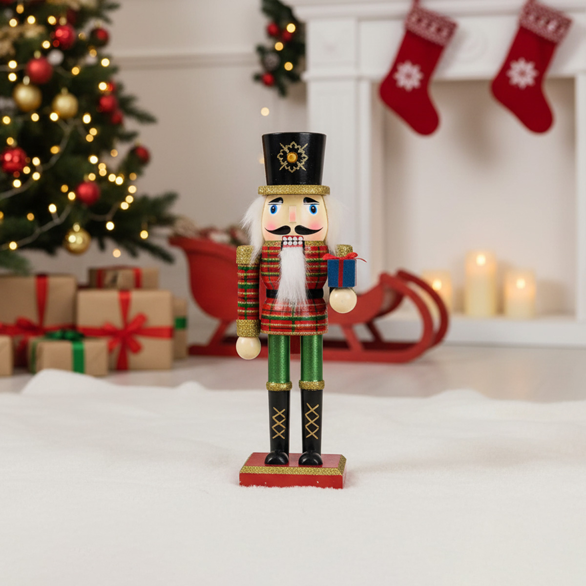 Casse-noisette traditionnel tenant un cadeau bleu devant un sapin de Noël