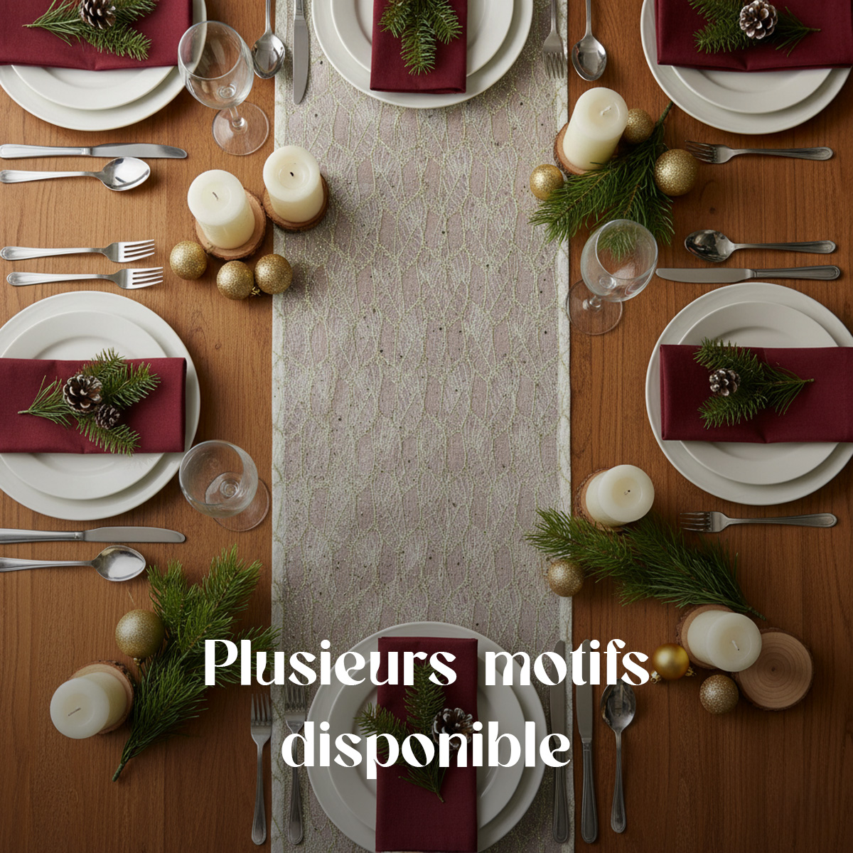 Table de fête avec bougies, branches de sapin et décorations de Noël
