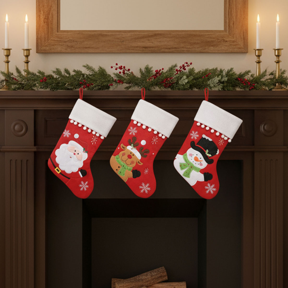 Chaussettes de Noël avec Père Noël, renne et bonhomme de neige suspendues à la cheminée
