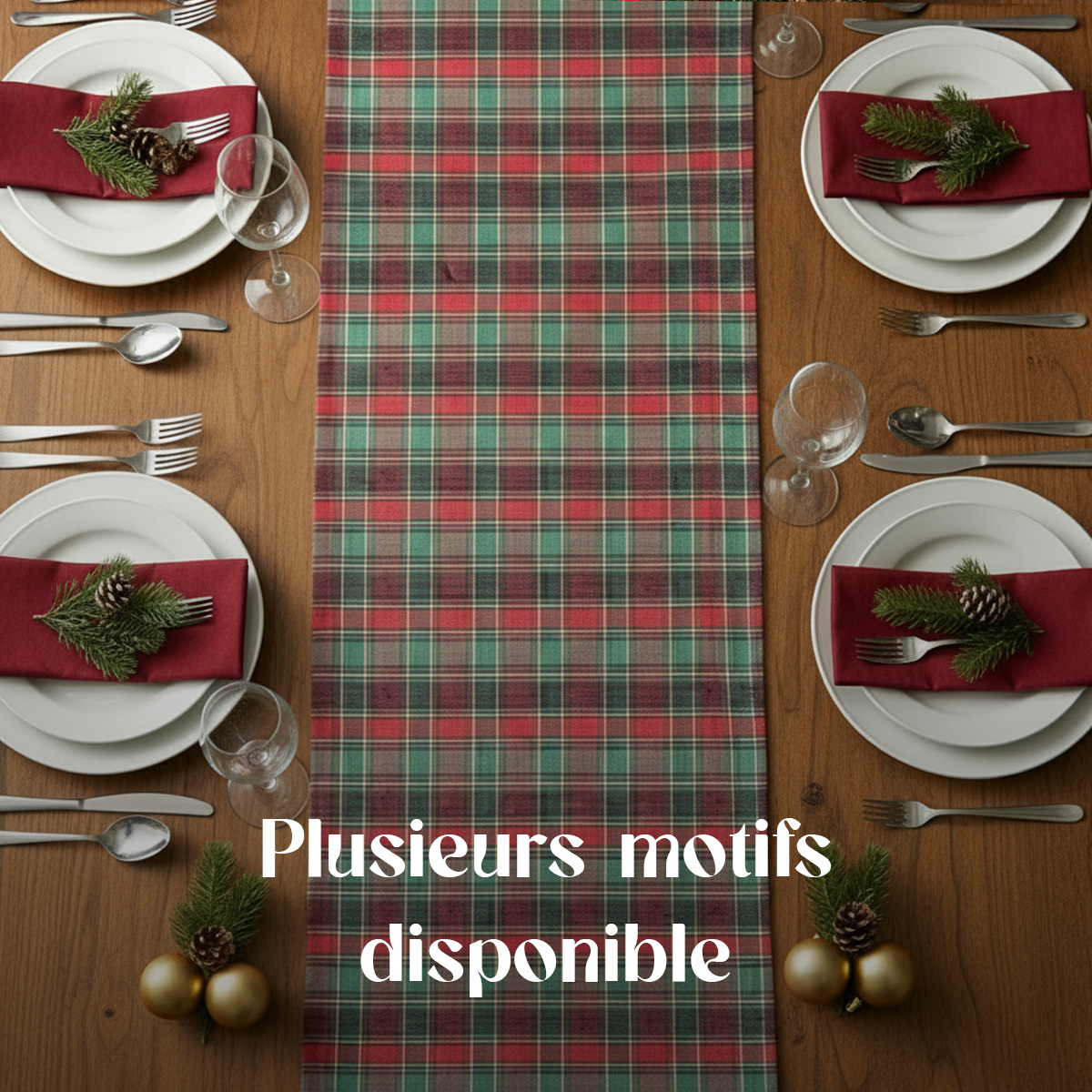 Chemin de table à carreaux rouges et verts avec des assiettes de Noël et des ornements