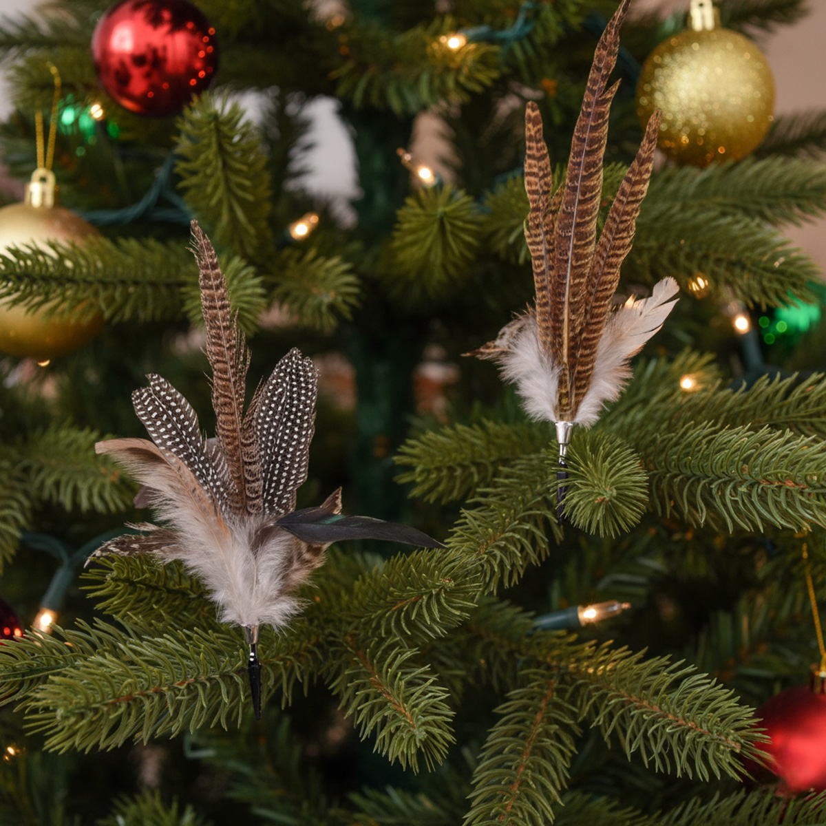 Decorazioni di piume su un albero di Natale con palline dorate e rosse