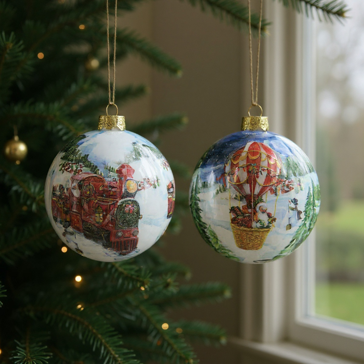 Boules de Noël avec train et montgolfière sur un sapin