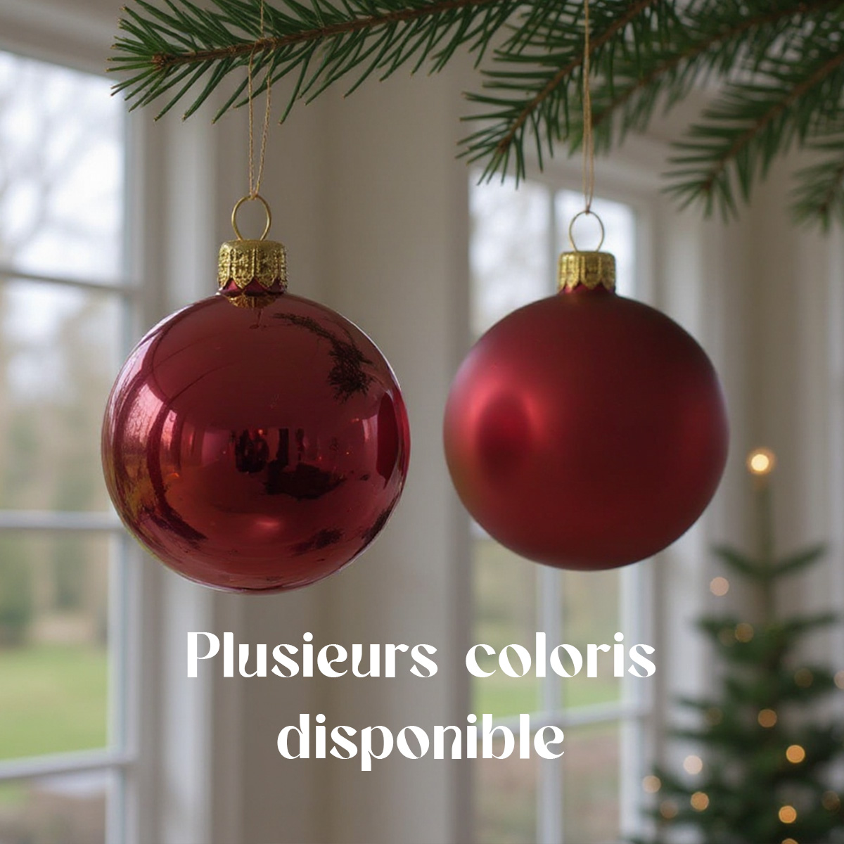 Palline di Natale rosse appese a un ramo di abete