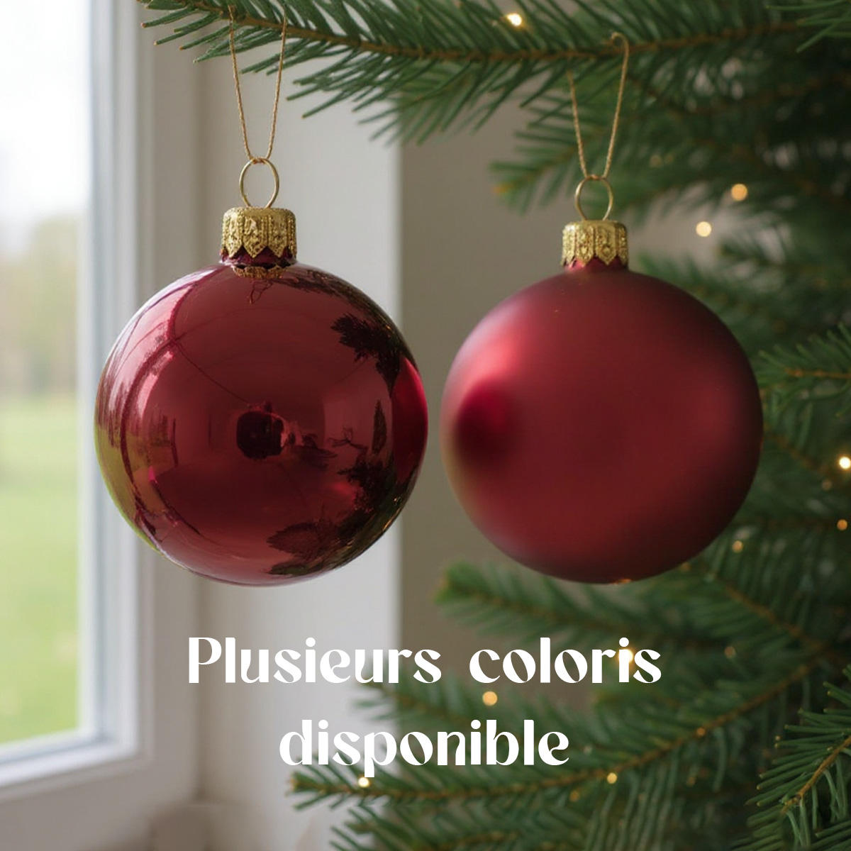 Boules de Noël rouges sur un sapin