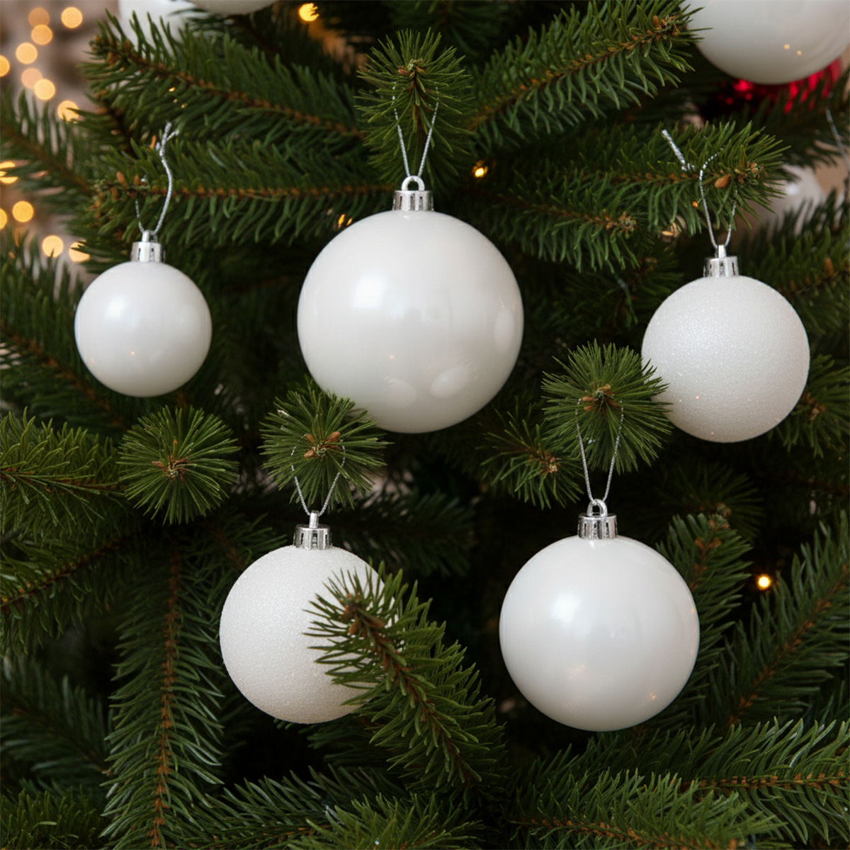 Adornos navideños blancos en un árbol verde