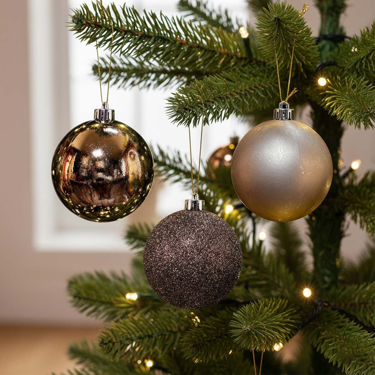 Palline di Natale su un albero decorato con luci