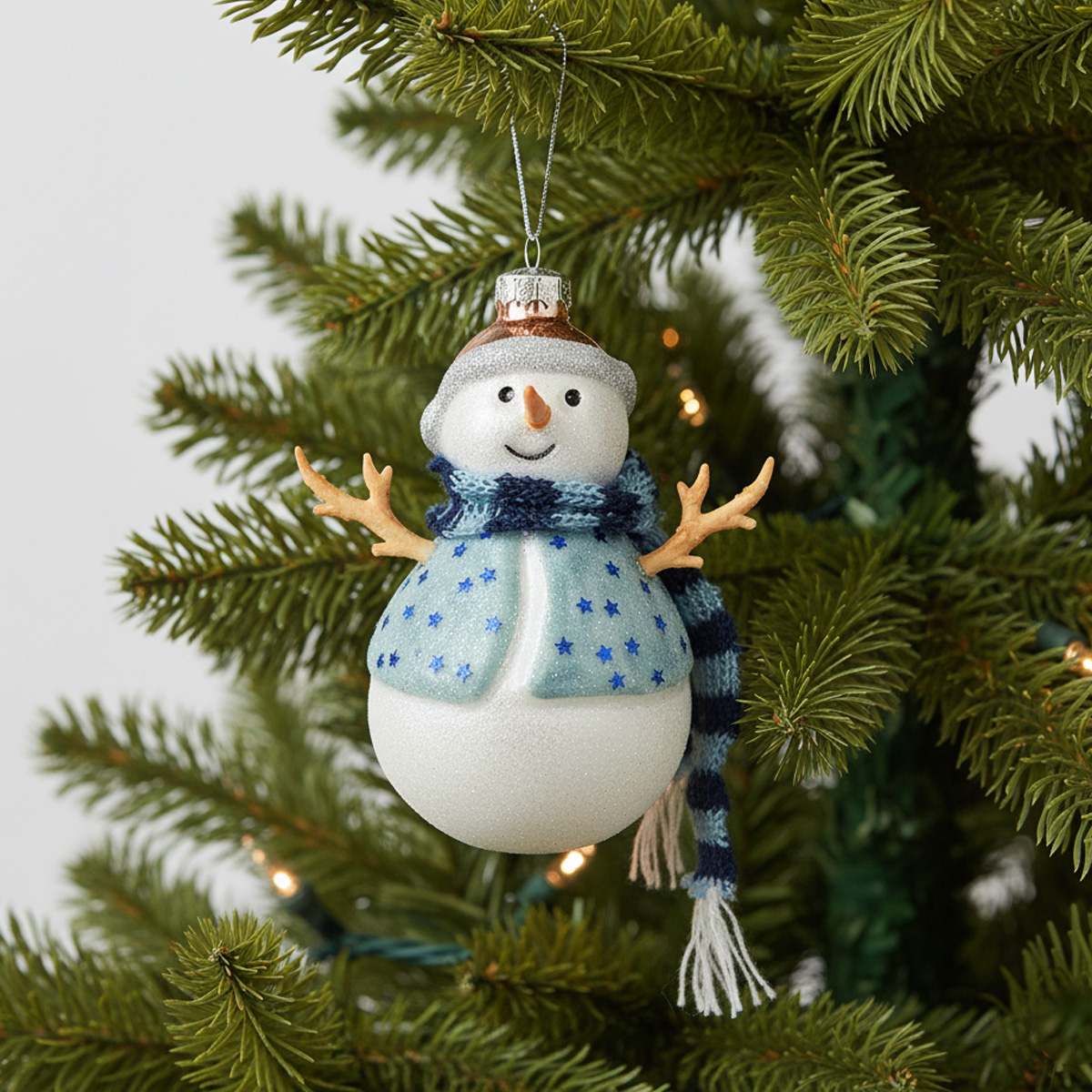 Ornement de bonhomme de neige scintillant avec écharpe bleue et étoiles