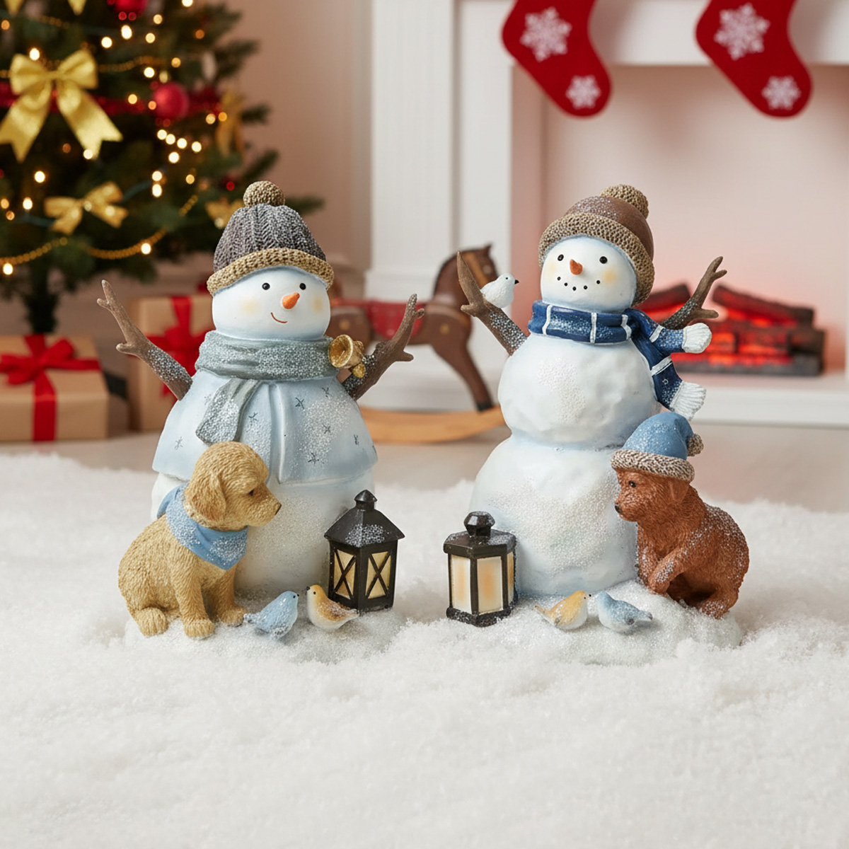 Bonhommes de neige décoratifs avec des chiens et des oiseaux sur fond de Noël