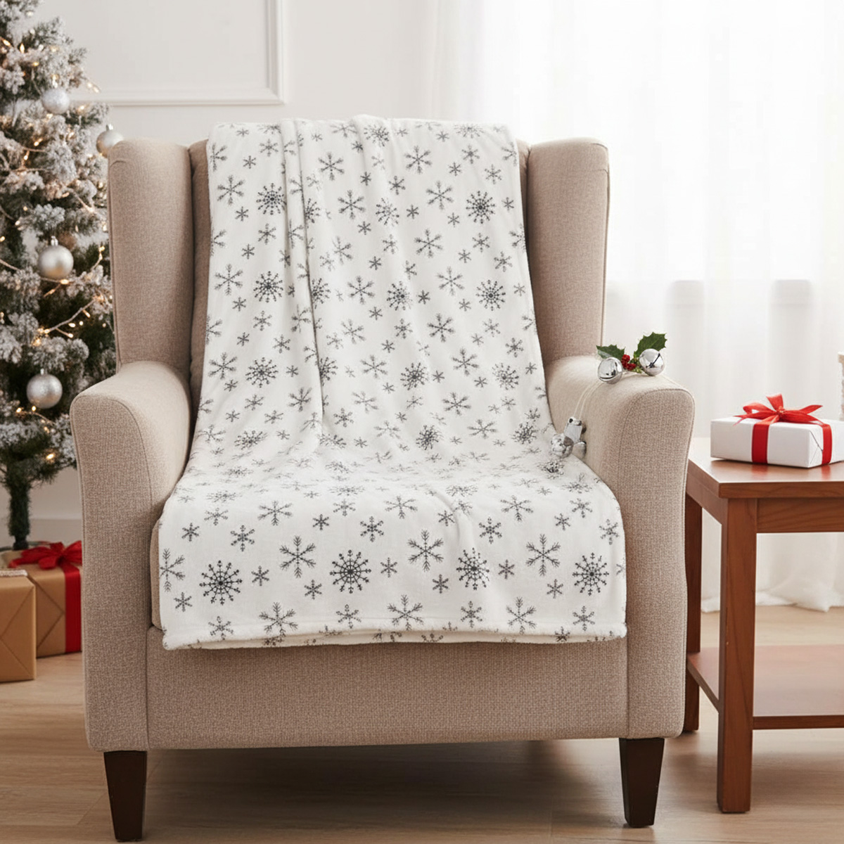 Couverture de flanelle blanche avec flocons de neige noirs sur un fauteuil beige